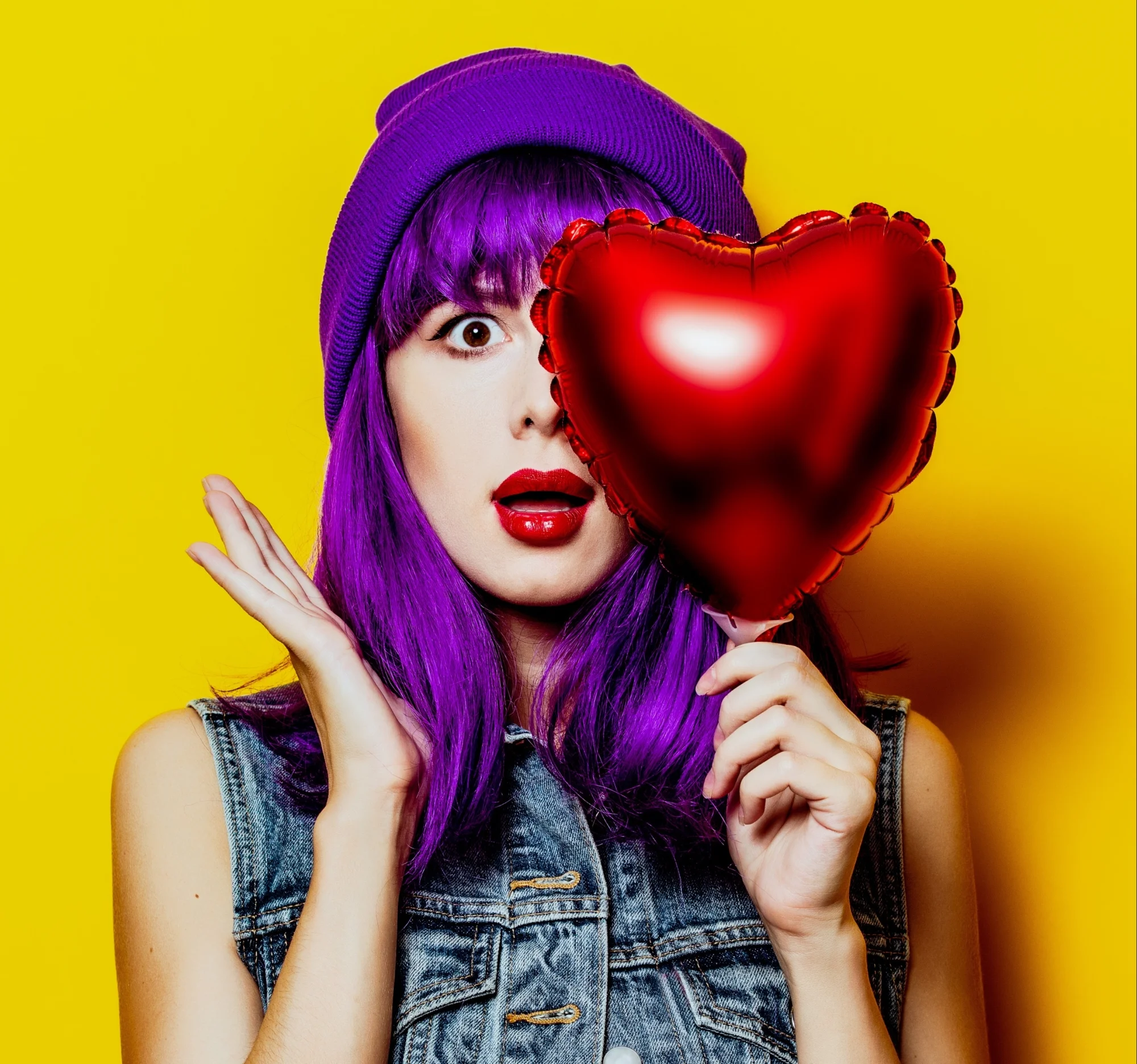 Frau mit Luftballonherz