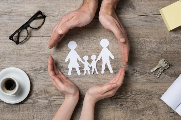 Hände umkreisen Familie