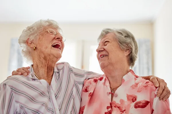 Senioren lachen im Pflegeheim